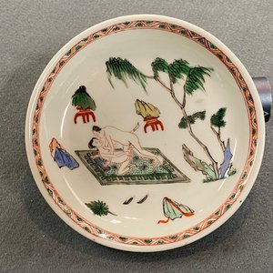 A Chinese famille verte 'erotical subject' cup and saucer, Kangxi — 照片 10
