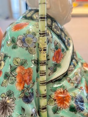 A Chinese famille verte figure of Han Xiangzi 韓湘子, Jiangxi mark, 19th C. — foto 5