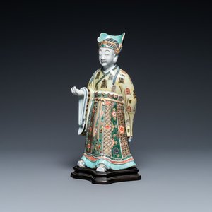 A Chinese famille verte figure on wooden stand, Kangxi — 照片 1