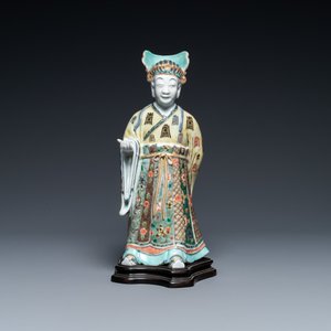 A Chinese famille verte figure on wooden stand, Kangxi — 照片 2