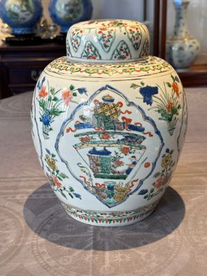 A Chinese famille verte 'figures and antiquities' jar and cover, Kangxi — 照片 1