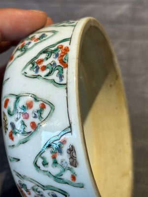 A Chinese famille verte 'figures and antiquities' jar and cover, Kangxi — 照片 12