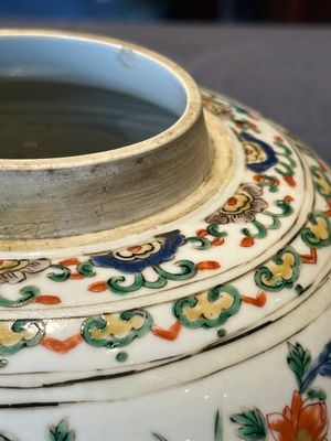 A Chinese famille verte 'figures and antiquities' jar and cover, Kangxi — 照片 14