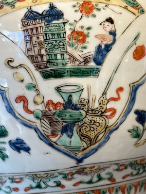 A Chinese famille verte 'figures and antiquities' jar and cover, Kangxi — 照片 19