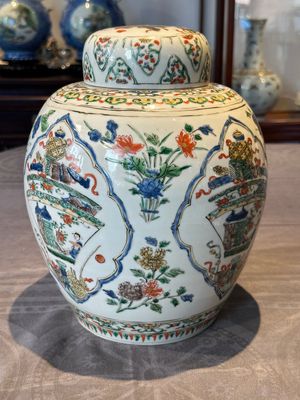 A Chinese famille verte 'figures and antiquities' jar and cover, Kangxi — 照片 2