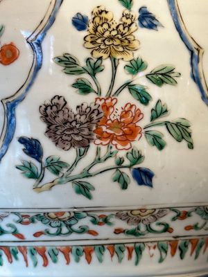 A Chinese famille verte 'figures and antiquities' jar and cover, Kangxi — 照片 21