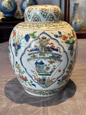 A Chinese famille verte 'figures and antiquities' jar and cover, Kangxi — 照片 3