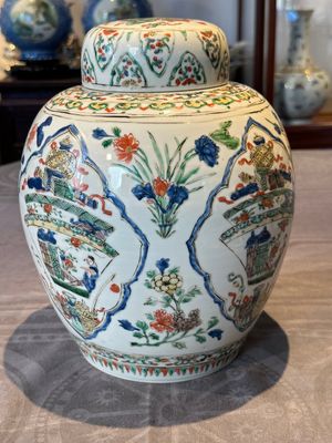 A Chinese famille verte 'figures and antiquities' jar and cover, Kangxi — 照片 4