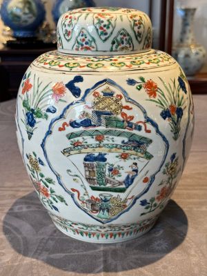 A Chinese famille verte 'figures and antiquities' jar and cover, Kangxi — 照片 5