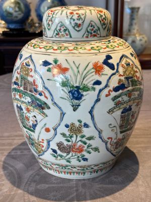 A Chinese famille verte 'figures and antiquities' jar and cover, Kangxi — 照片 6