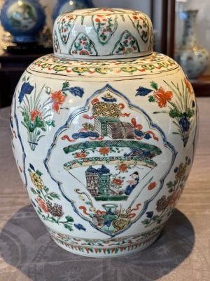 A Chinese famille verte 'figures and antiquities' jar and cover, Kangxi — 照片 7