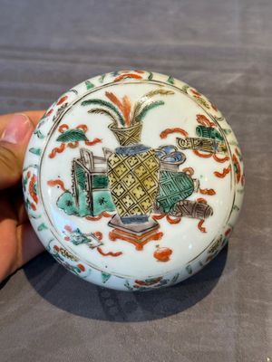 A Chinese famille verte 'figures and antiquities' jar and cover, Kangxi — 照片 9