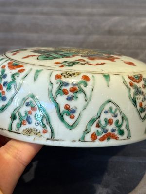 A Chinese famille verte 'figures and antiquities' jar and cover, Kangxi — 照片 10