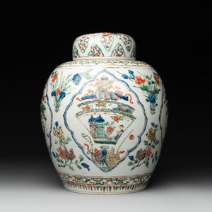 A Chinese famille verte 'figures and antiquities' jar and cover, Kangxi — 照片 2