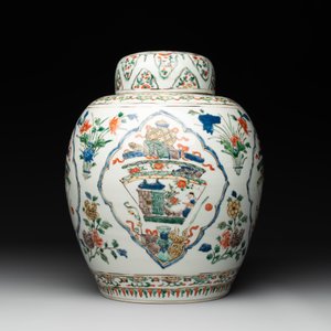 A Chinese famille verte 'figures and antiquities' jar and cover, Kangxi — 照片 3
