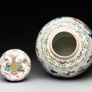 A Chinese famille verte 'figures and antiquities' jar and cover, Kangxi — 照片 5