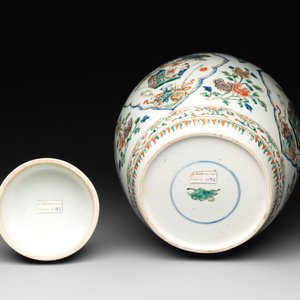A Chinese famille verte 'figures and antiquities' jar and cover, Kangxi — 照片 6