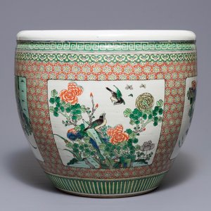 A Chinese famille verte fish bowl with birds among flowers, 19th C. — photo 1