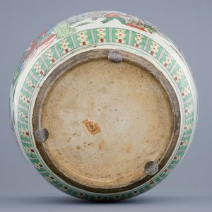 A Chinese famille verte fish bowl with figures, 19th C. — 照片 6