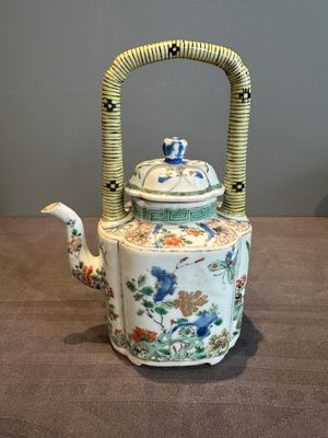 A Chinese famille verte 'flower and butterfly' teapot with an upright handle, Kangxi — photo 1
