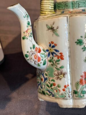 A Chinese famille verte 'flower and butterfly' teapot with an upright handle, Kangxi — photo 11