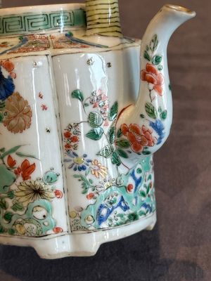 A Chinese famille verte 'flower and butterfly' teapot with an upright handle, Kangxi — photo 12