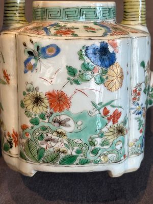 A Chinese famille verte 'flower and butterfly' teapot with an upright handle, Kangxi — photo 13