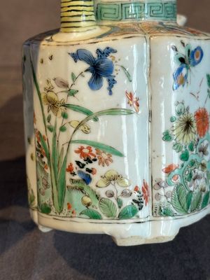 A Chinese famille verte 'flower and butterfly' teapot with an upright handle, Kangxi — photo 14