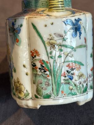 A Chinese famille verte 'flower and butterfly' teapot with an upright handle, Kangxi — photo 15