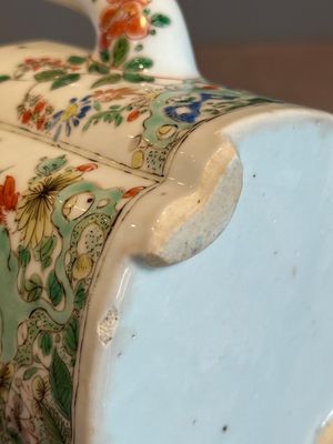 A Chinese famille verte 'flower and butterfly' teapot with an upright handle, Kangxi — photo 17