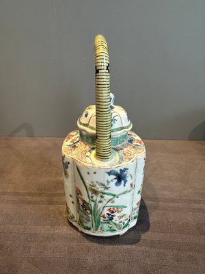 A Chinese famille verte 'flower and butterfly' teapot with an upright handle, Kangxi — photo 2
