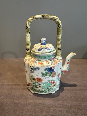 A Chinese famille verte 'flower and butterfly' teapot with an upright handle, Kangxi — photo 3