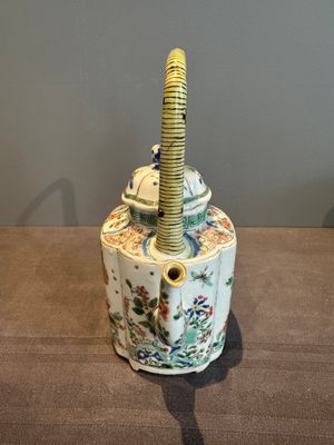 A Chinese famille verte 'flower and butterfly' teapot with an upright handle, Kangxi — photo 4