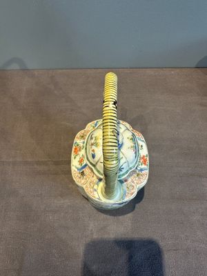 A Chinese famille verte 'flower and butterfly' teapot with an upright handle, Kangxi — photo 5