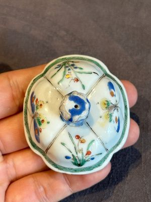 A Chinese famille verte 'flower and butterfly' teapot with an upright handle, Kangxi — photo 6