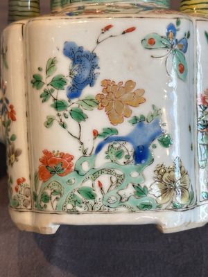 A Chinese famille verte 'flower and butterfly' teapot with an upright handle, Kangxi — photo 10