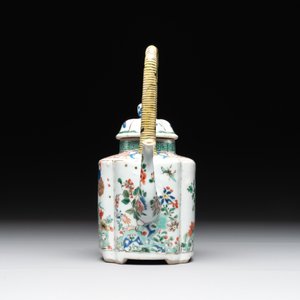A Chinese famille verte 'flower and butterfly' teapot with an upright handle, Kangxi — photo 2