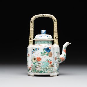 A Chinese famille verte 'flower and butterfly' teapot with an upright handle, Kangxi — photo 3