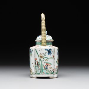 A Chinese famille verte 'flower and butterfly' teapot with an upright handle, Kangxi — photo 4