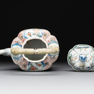 A Chinese famille verte 'flower and butterfly' teapot with an upright handle, Kangxi — photo 5
