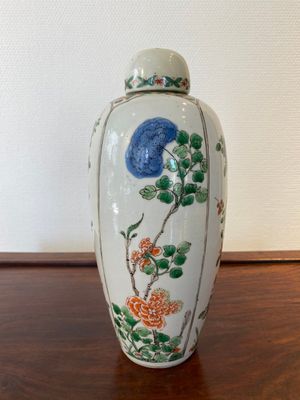 A Chinese famille verte 'four seasons' jar and cover, Kangxi — 照片 1