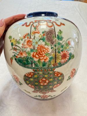 A Chinese famille verte gilt-decorated blue-ground 'Dragon and Phoenix' vase, Kangxi mark, 19th C. — 照片 1