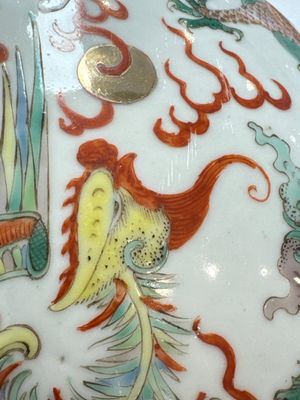 A Chinese famille verte gilt-decorated blue-ground 'Dragon and Phoenix' vase, Kangxi mark, 19th C. — 照片 12