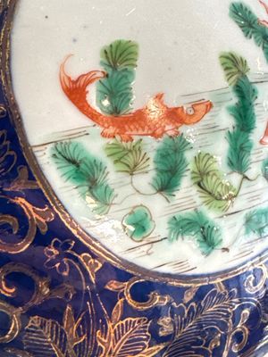 A Chinese famille verte gilt-decorated blue-ground 'Dragon and Phoenix' vase, Kangxi mark, 19th C. — 照片 14