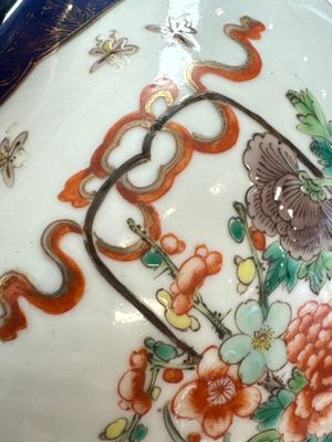 A Chinese famille verte gilt-decorated blue-ground 'Dragon and Phoenix' vase, Kangxi mark, 19th C. — 照片 16
