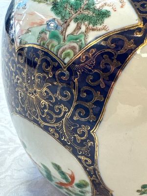 A Chinese famille verte gilt-decorated blue-ground 'Dragon and Phoenix' vase, Kangxi mark, 19th C. — 照片 17