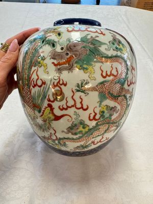 A Chinese famille verte gilt-decorated blue-ground 'Dragon and Phoenix' vase, Kangxi mark, 19th C. — 照片 3