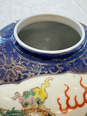 A Chinese famille verte gilt-decorated blue-ground 'Dragon and Phoenix' vase, Kangxi mark, 19th C. — 照片 5