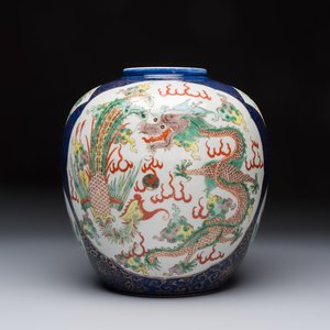 A Chinese famille verte gilt-decorated blue-ground 'Dragon and Phoenix' vase, Kangxi mark, 19th C. — 照片 1