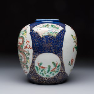 A Chinese famille verte gilt-decorated blue-ground 'Dragon and Phoenix' vase, Kangxi mark, 19th C. — 照片 2